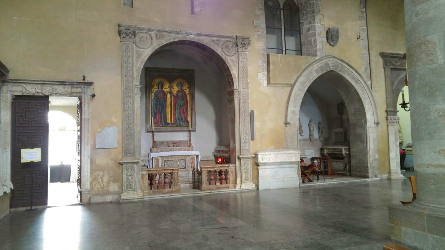 Basílica de San Francesco d'Assisi - portal renacentista y primeras dos capillas del brazo izquierdo del transepto