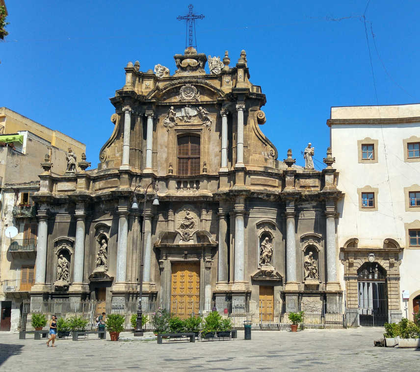 Iglesia de Sant'Anna della Misericordia - fachada en la Piazza Sant'Anna (con portal claustro)