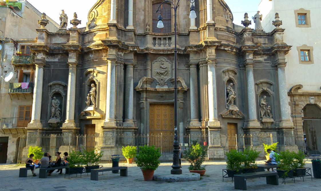 Sant'Anna della Misericordia - el primer cuerpo de la fachada