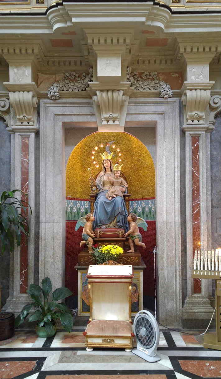 Santa Teresa alla Kalsa - la peana procesionaria con el simulacro de la Vergine del Carmelo (Virgen del Carmen)