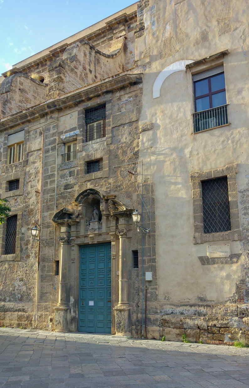 Santa Teresa alla Kalsa - portal lateral izquierdo