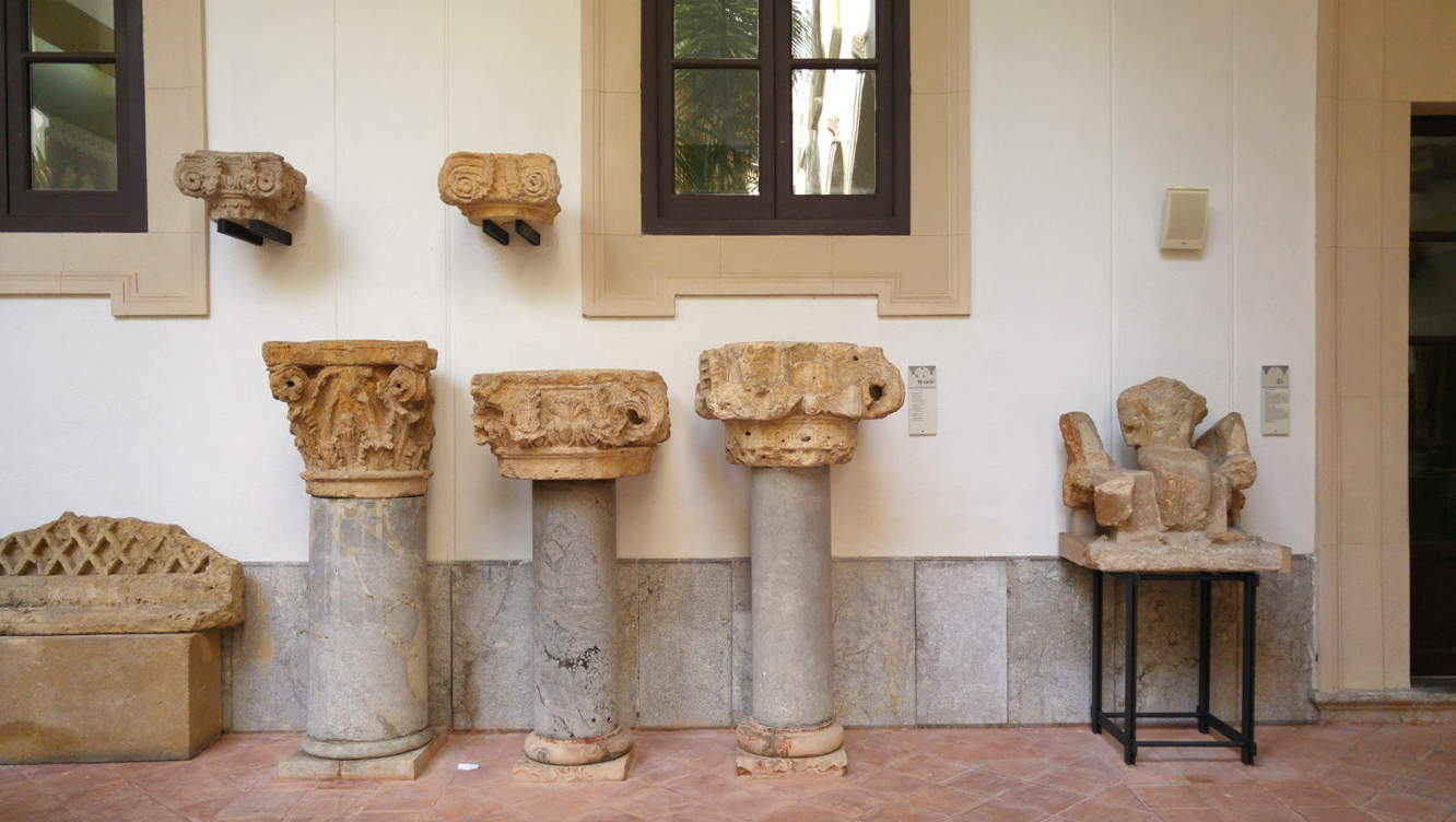 Museo Arqueológico Antonio Salinas - Capiteles Corintios y Jónicos
