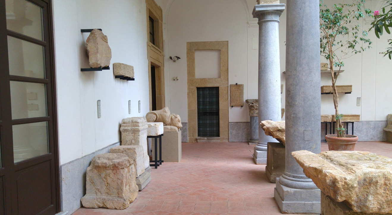 Museo Arqueológico Antonio Salinas - Tramo final pórtico este claustro mayor