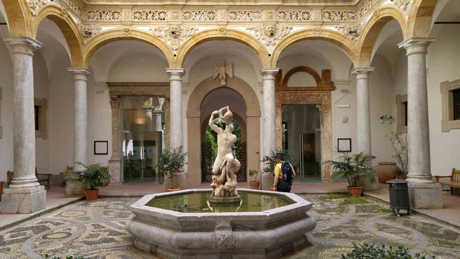 Museo Arqueológico Antonio Salinas - Claustro entrada y Fuente adornada con Tritón