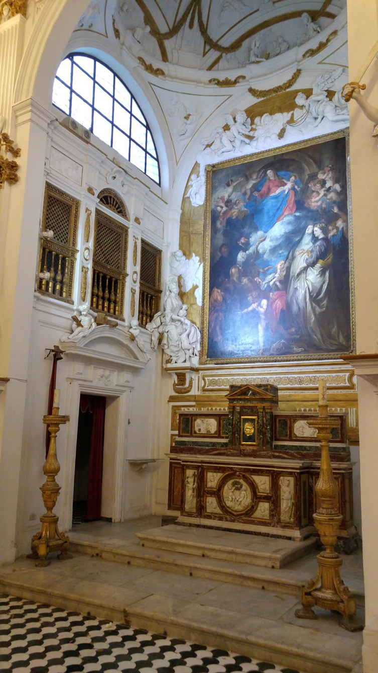 Oratorio de San Domenico - presbiterio con altar y puerta sacristía