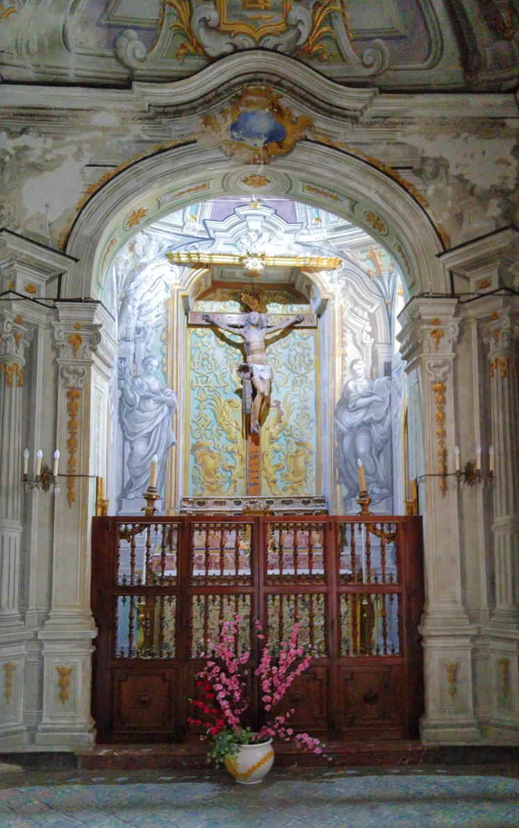 Claustro de Santa Cita y exteriores del oratorio - el altar de la Capilla del Crucifijo