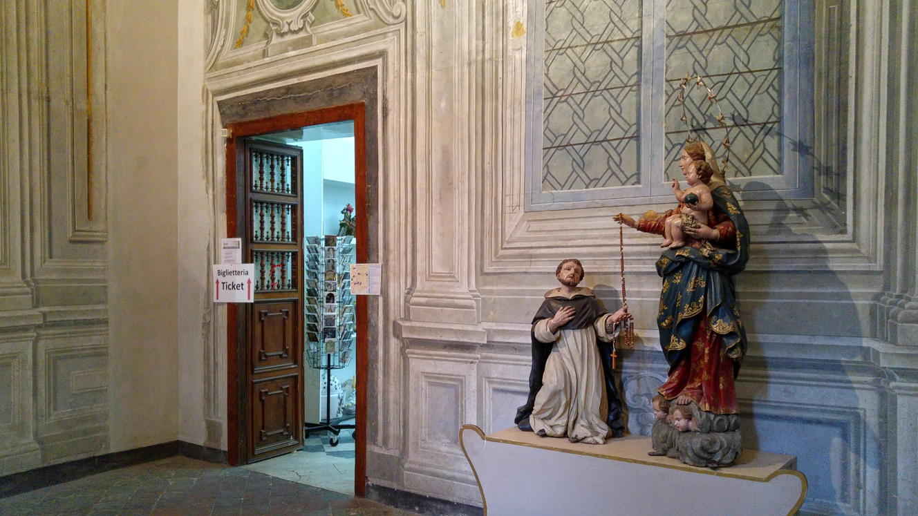 Claustro de Santa Cita y exteriores del oratorio - el simulacro de la Virgen del Rosario con Santo Domingo y el portal del Camerone