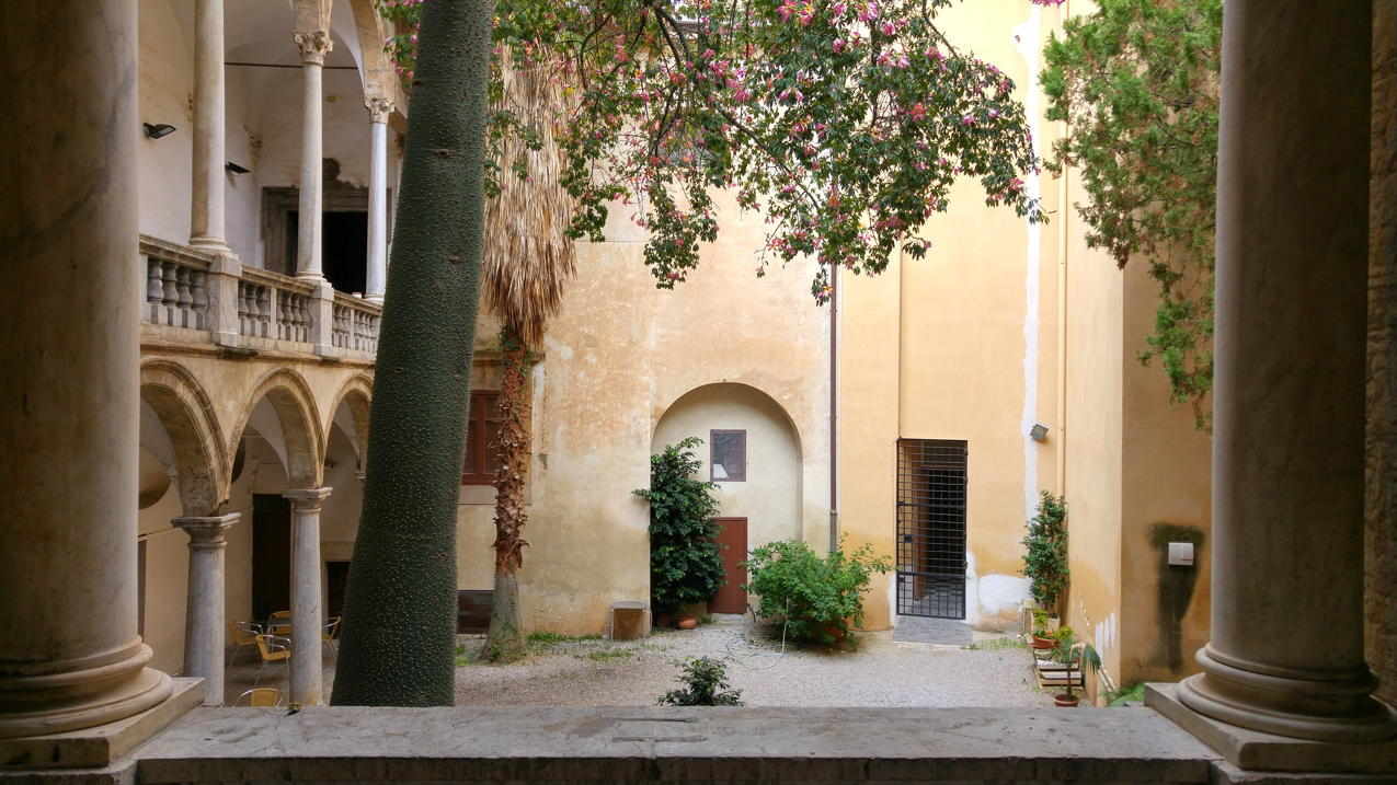 Claustro de Santa Cita y exteriores del oratorio - el patio del claustro