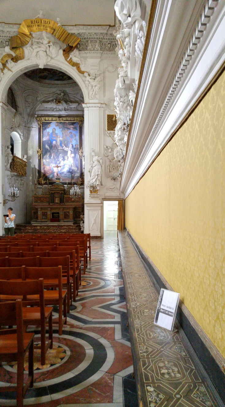 Oratorio de Santa Cita - banca de la pared derecha