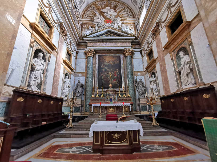Sant'Ignazio all'Olivella - presbiterio y altar