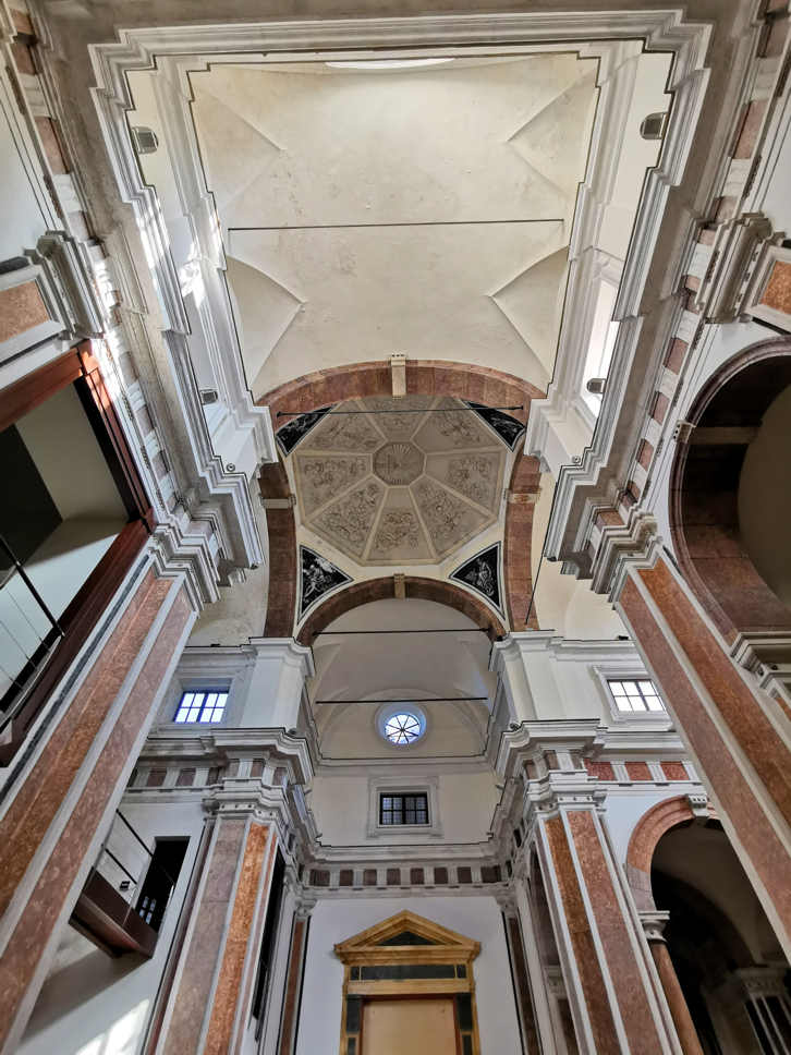 Santa Eulalia de los Catalanes - pilares, falsa cúpula y bóveda transepto