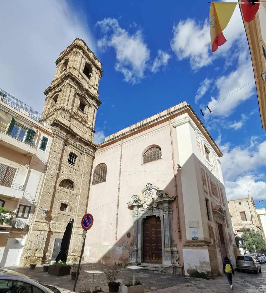 Santa Maria in Valverde - la fachada lateral con la torre-campanario