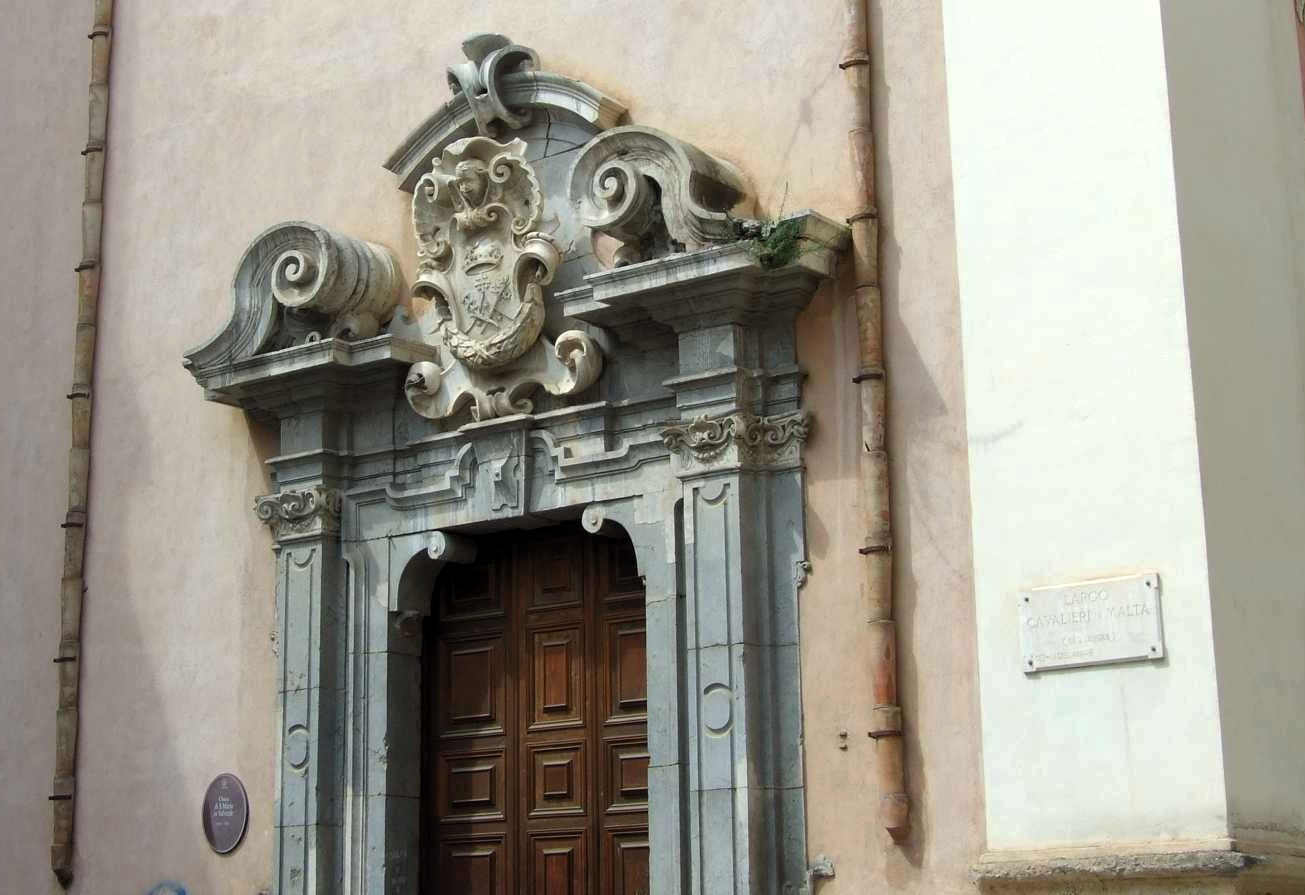 Santa Maria in Valverde - el portal lateral de la iglesia