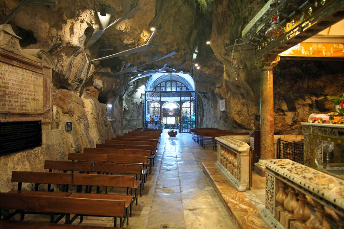 Santuario de Santa Rosalía - interior gruta con entrada