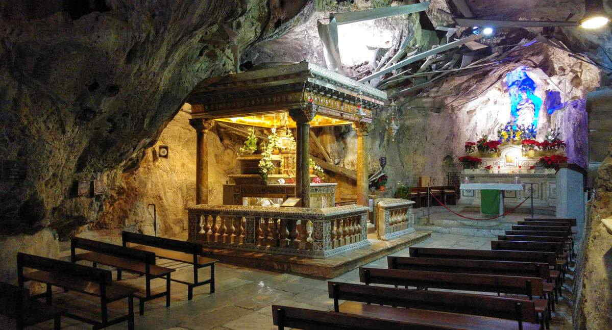 El interior del Santuario de Santa Rosalía.
