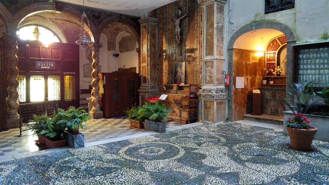 Santuario de Santa Rosalía - entrada y vestíbulo
