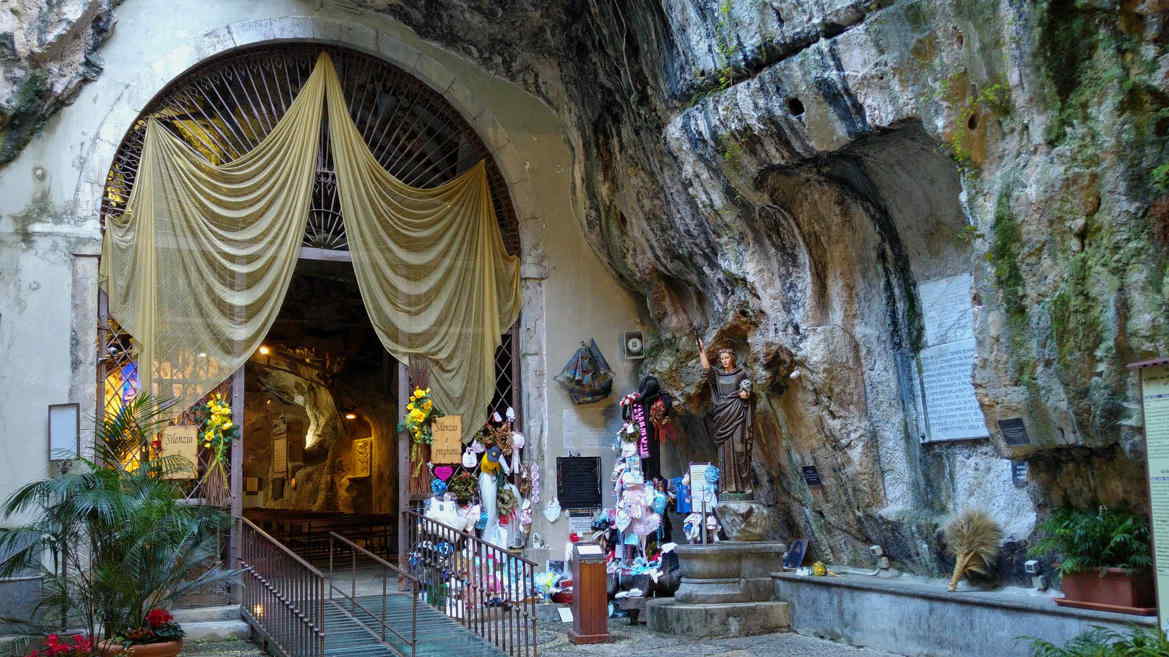 Santuario de Santa Rosalía - portal interior con estatua Santa Rosalía, exvoto, pozo, y santuario fenicio