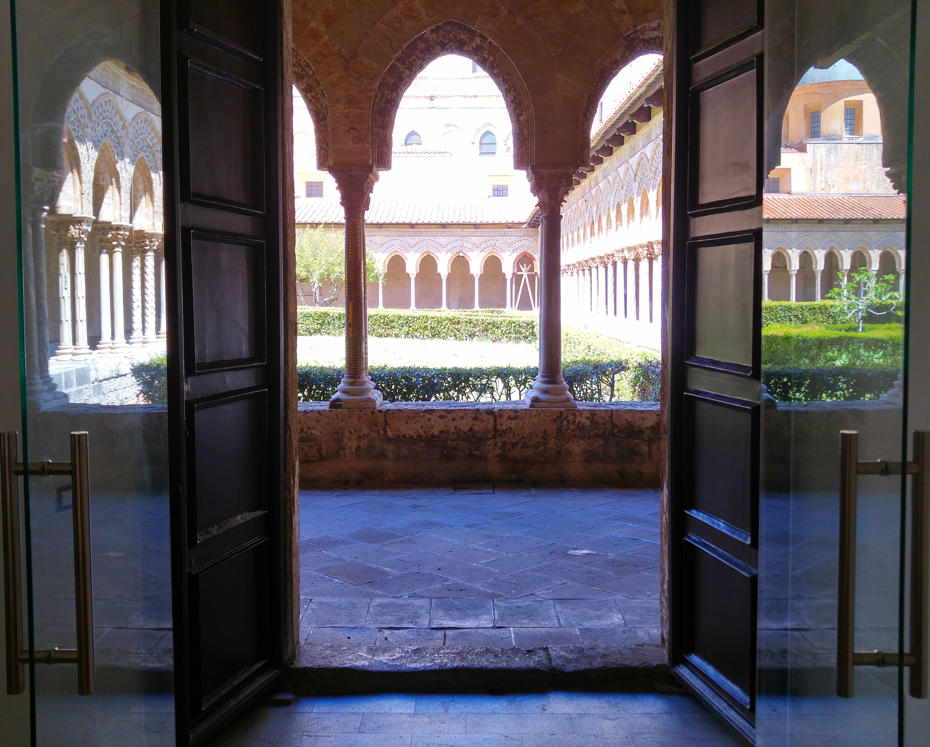 Dormitorio dei Benedettini - portal claustro
