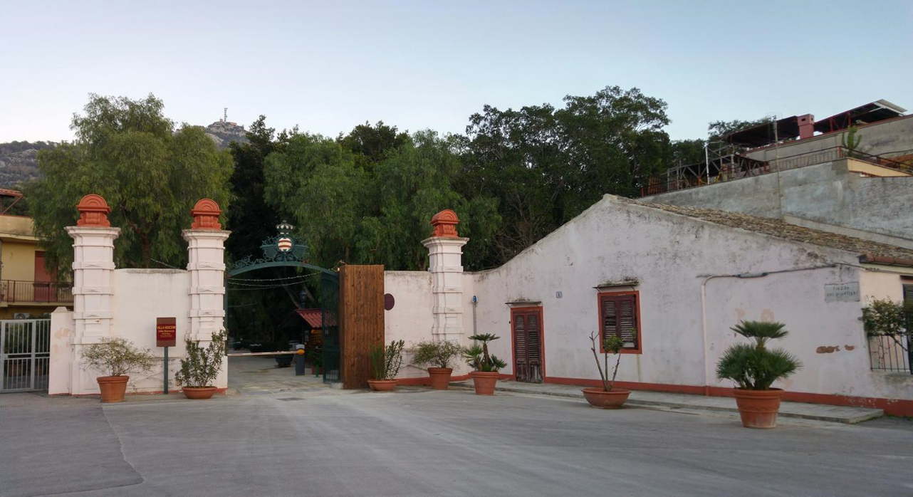 Villa Niscemi - verja entrada con escudo Valguarnera