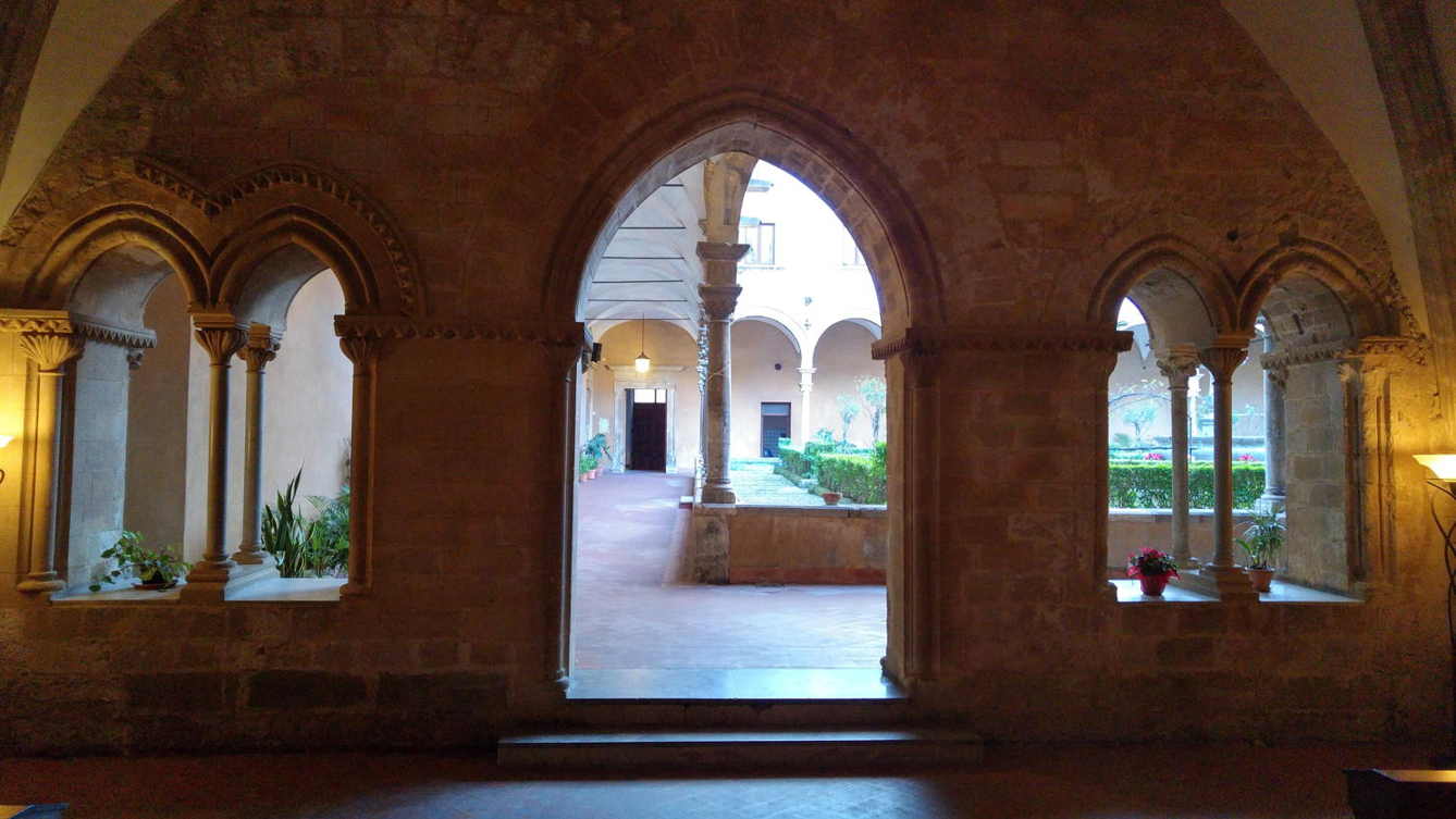 Claustro de Sant'Agostino - portal y ajimeces del Santuario de Santa Rita