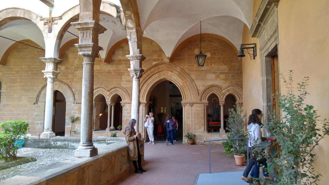 Claustro de Sant'Agostino -  exterior Santuario y segundo portal lateral derecho de la iglesia