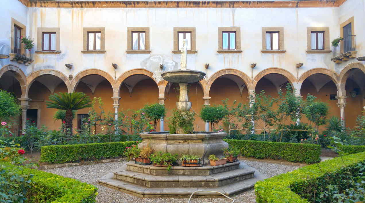 Claustro de Sant'Agostino - patio y fuente