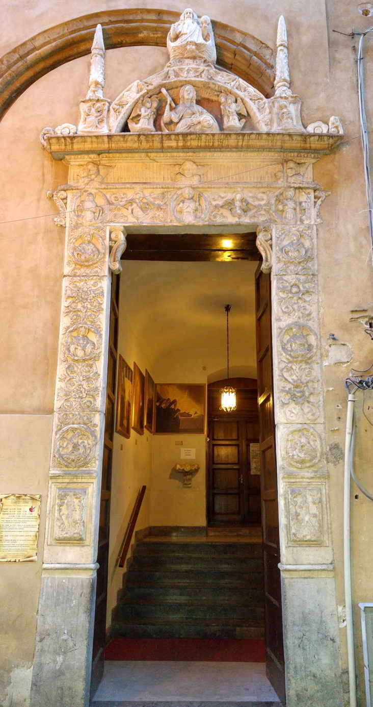 Iglesia de Sant'Agostino - portal lateral renacentista