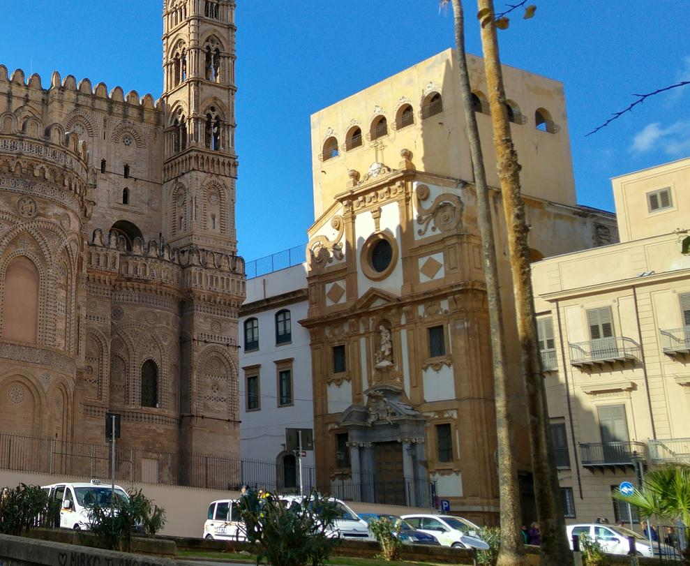 Santa Maria di Monte Oliveto - vista de la fachada con la torre noreste de la Catedral