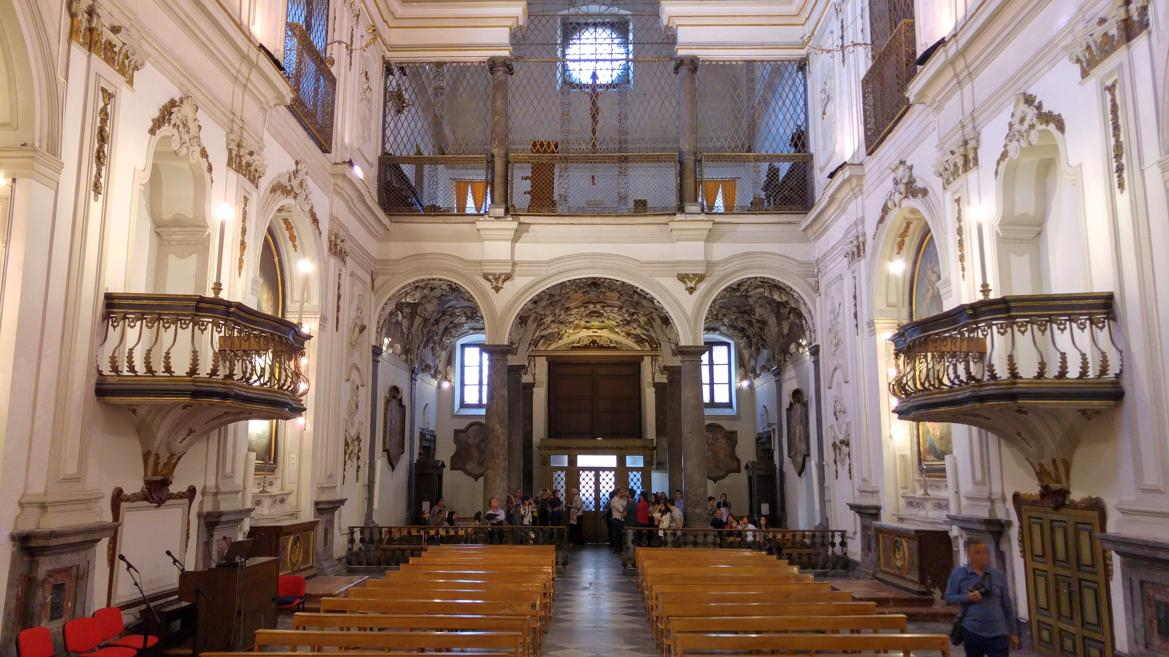 Santa Maria di Monte Oliveto - vista del interior desde el presbiterio