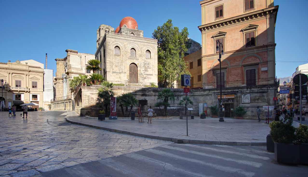 Piazza Bellini - Vista plaza desde portal Convento de San Giuseppe dei Teatini