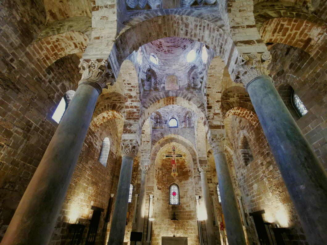 Iglesia de San Cataldo - Vista interior con arcos, bóvedas y cúpulas