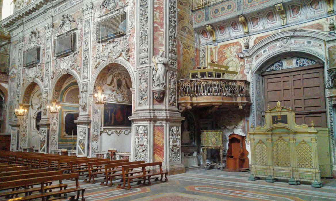 Santa Caterina d'Alessandria - capillas lado izquierdo y sector transepto con portal Piazza Pretoria