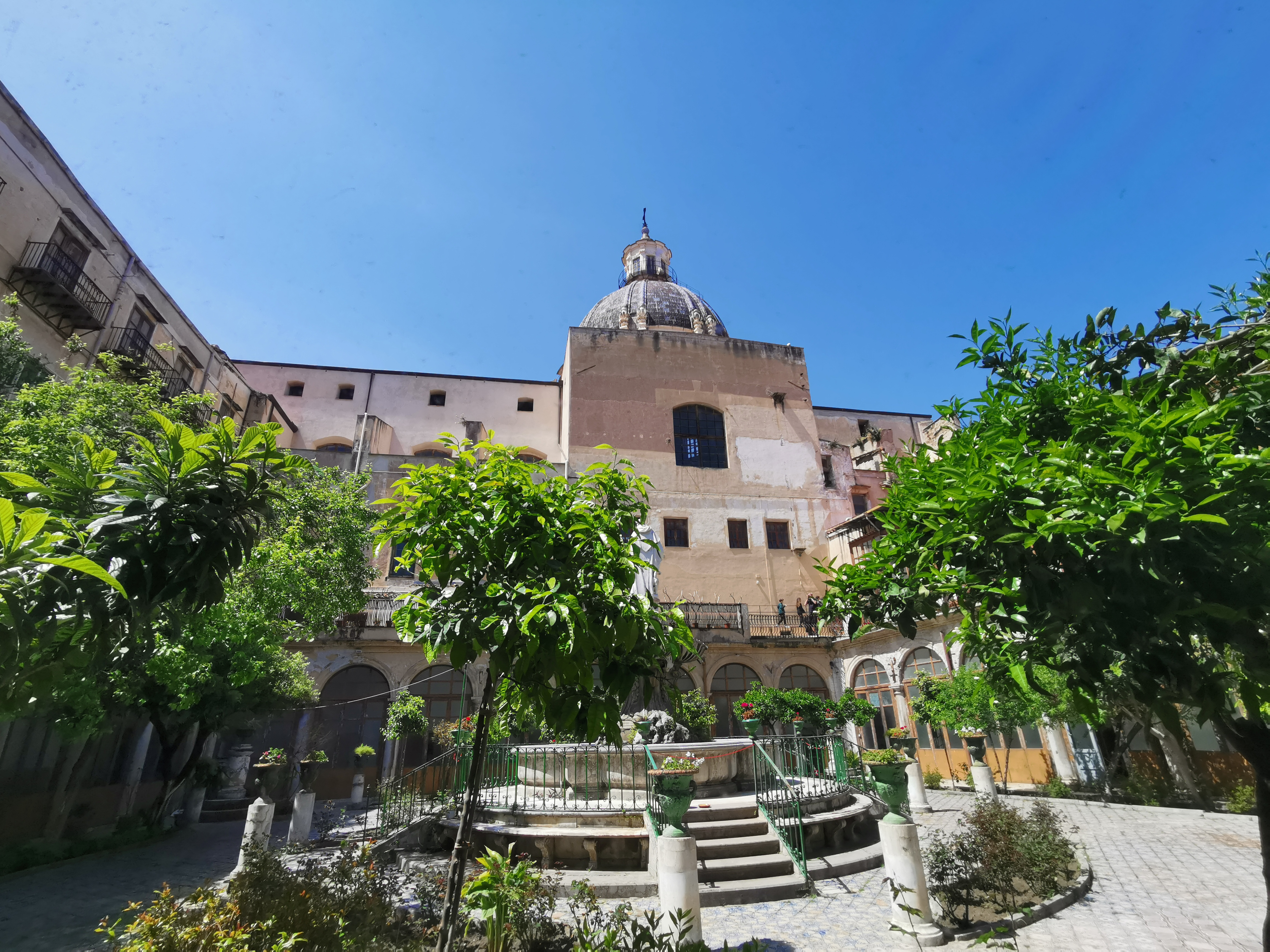 Santa Caterina d'Alessandria - claustro con la cúpula de la iglesia