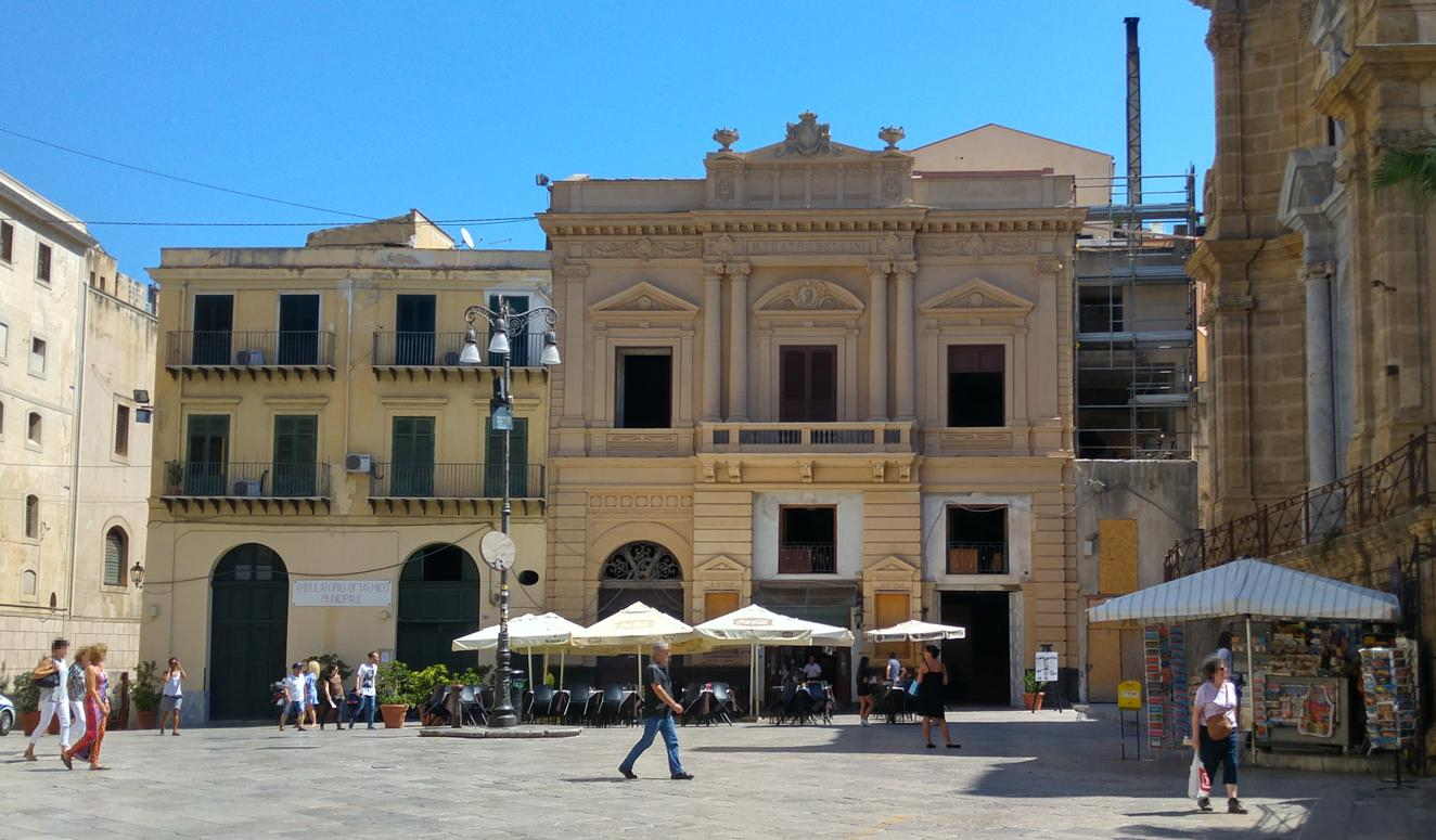 Teatro Bellini - fachada en Piazza-Bellini