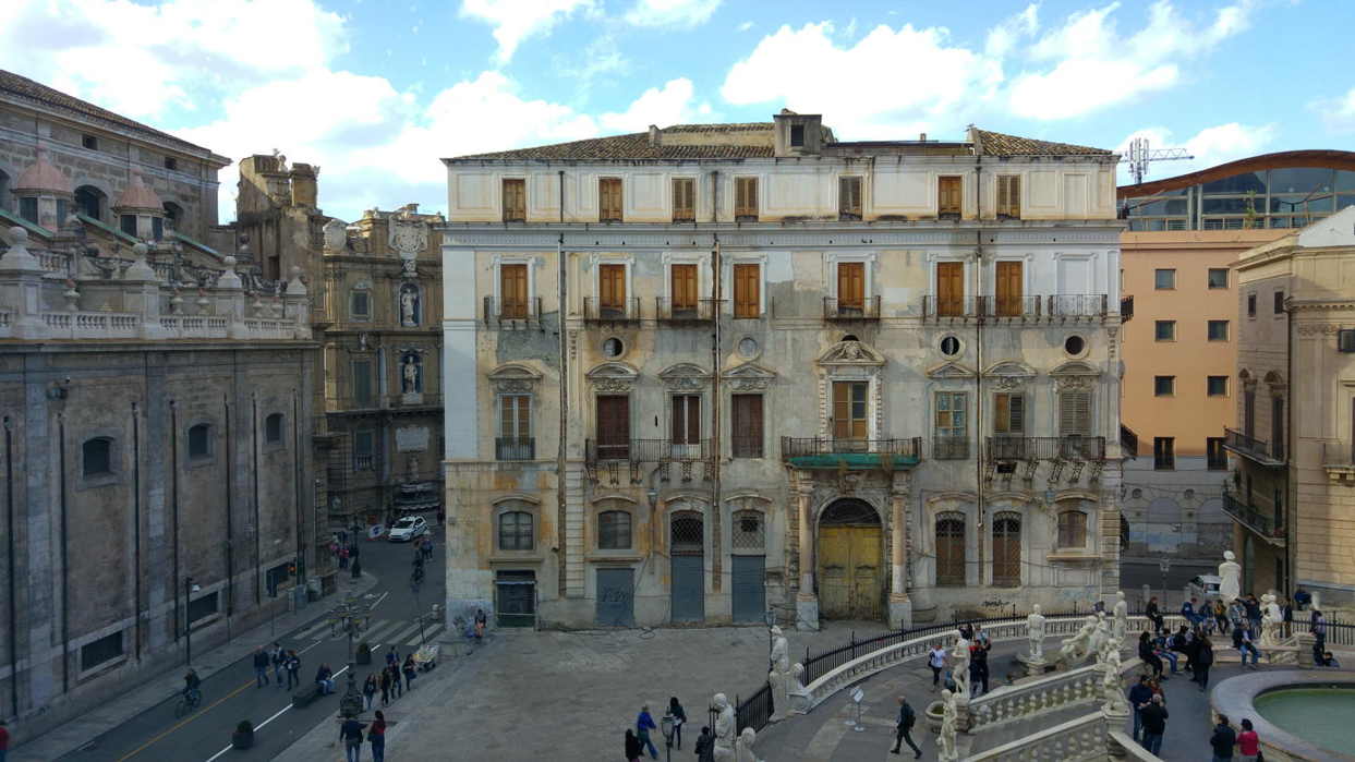 Palazzo Bordonaro - la fachada del palacio vista desde el Palazzo delle Aquile