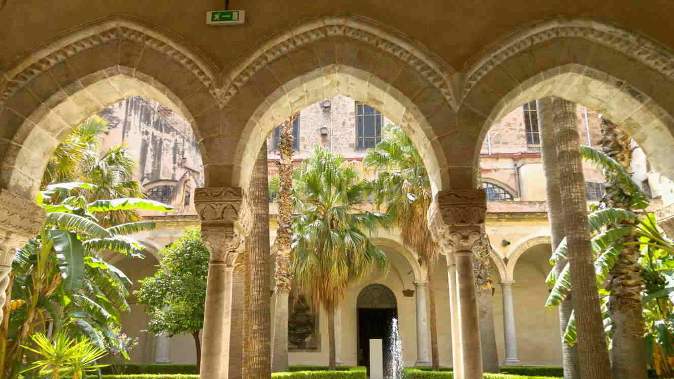 Claustro de San Domenico - el claustro y la iglesia