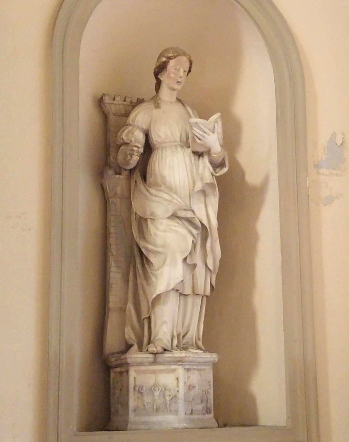 Iglesia de San Domenico - estatua renacentista de Santa Barbara