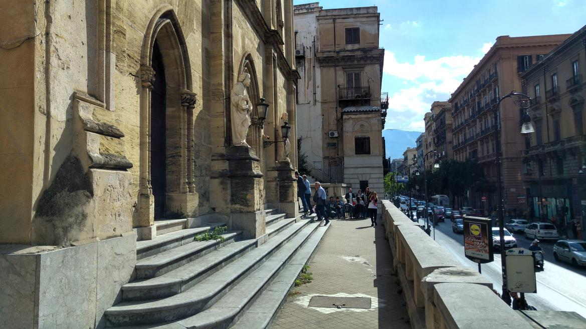 Iglesia de San Antonio Abate - la balaustrada frente los portales con vistas a la Via Roma