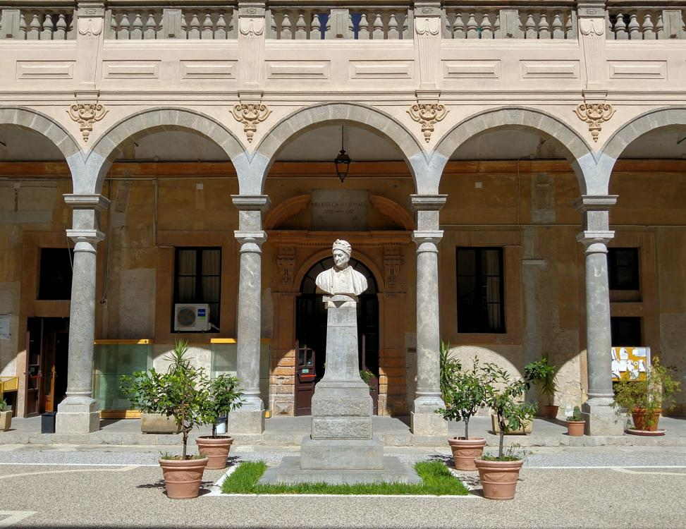 Biblioteca Regional de Sicilia - el claustro con la estatua de Dante Alighieri