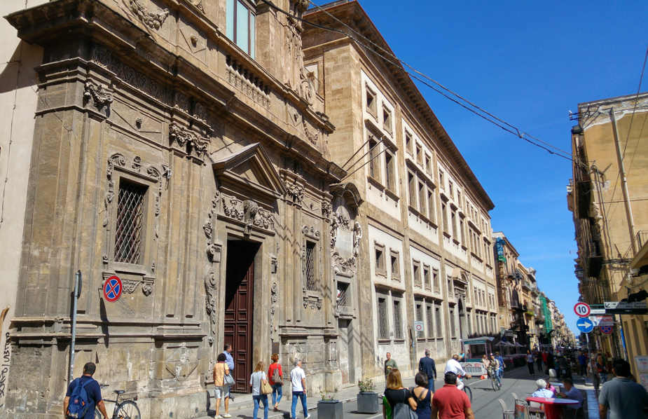 Biblioteca Regional de Sicilia - vista del conjunto en la Via Vittorio Emanuele