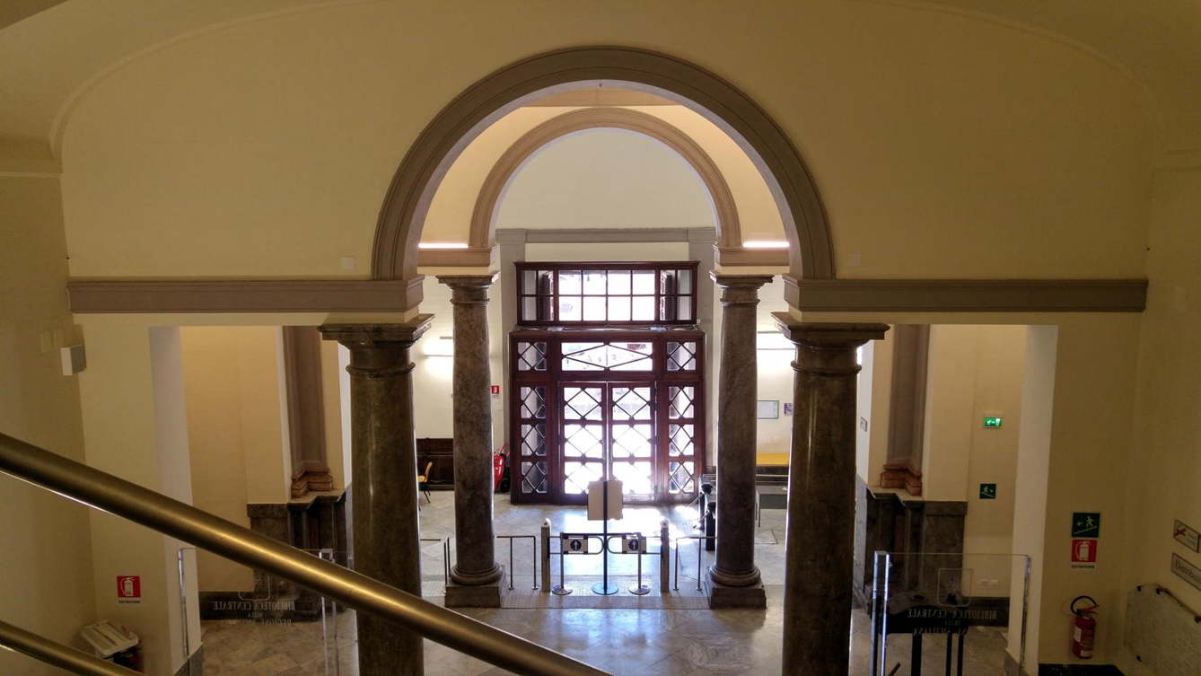 Biblioteca Regional de Sicilia - el portal de la iglesia de Santa Maria della Grotta visto desde el interior