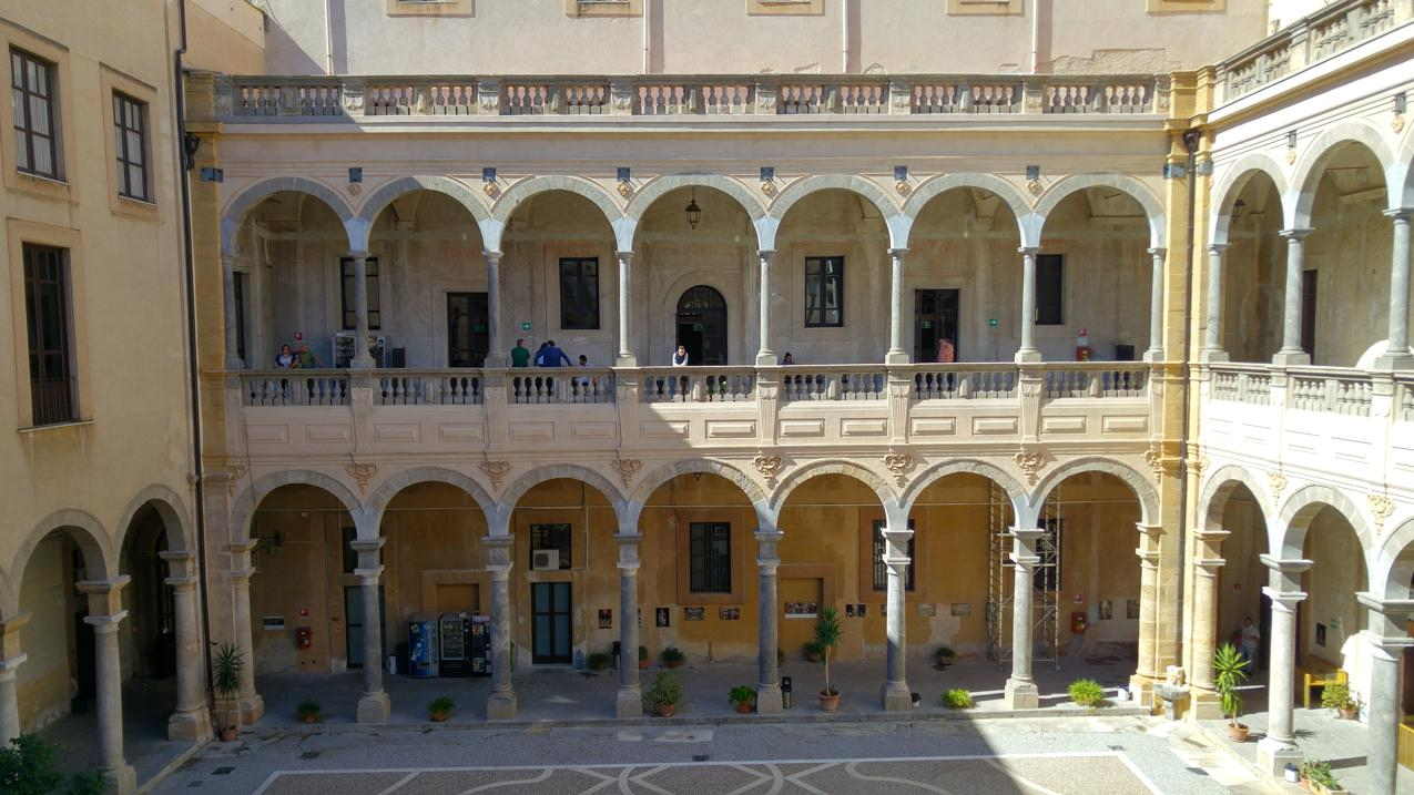 Biblioteca Regional de Sicilia - el sector del pórtico colindante con iglesia de Santa Maria la Grotta
