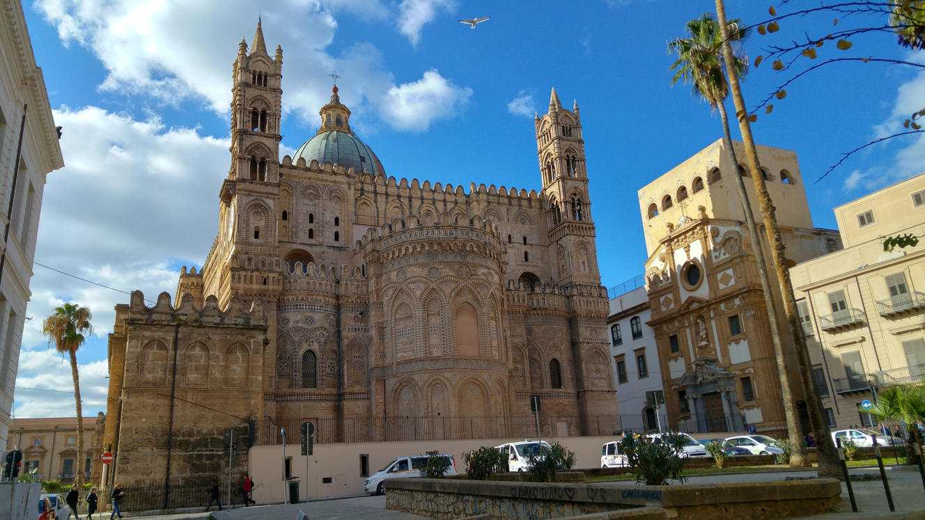 Fachada este de la Catedral de Palermo