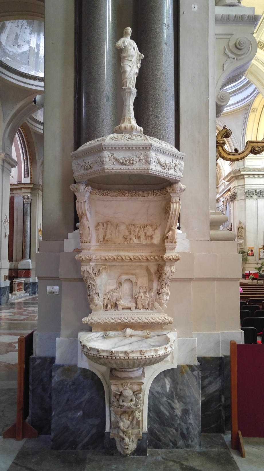Pila de agua bendita esculpida por Antonello Gagini