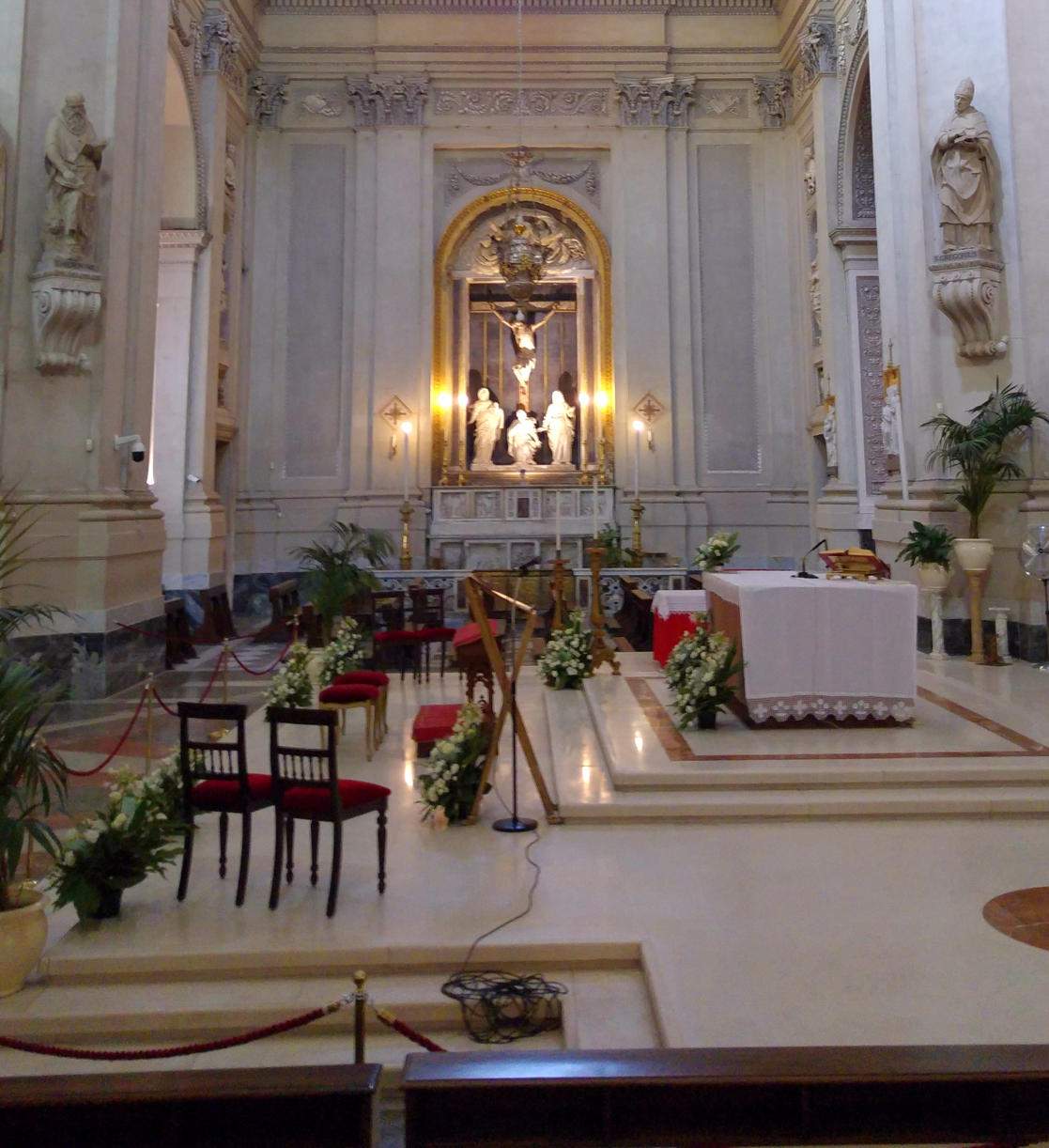 Transepto de la Catedral de Palermo con mesa ceremonial