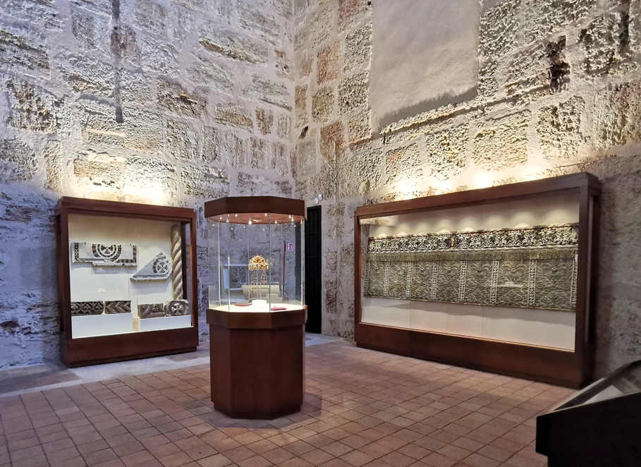 Tesoro y Cripta Catedral de Palermo - sala expositiva vista desde otro ángulo