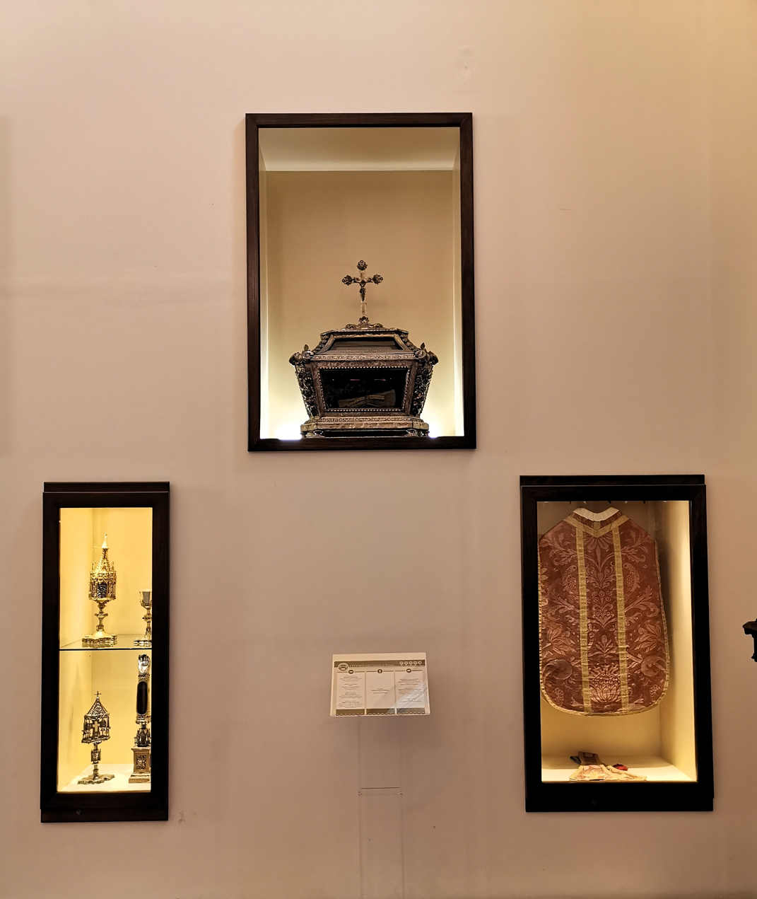 Tesoro y Cripta de la Catedral de Palermo - urna con el hábito de Santa Catalina