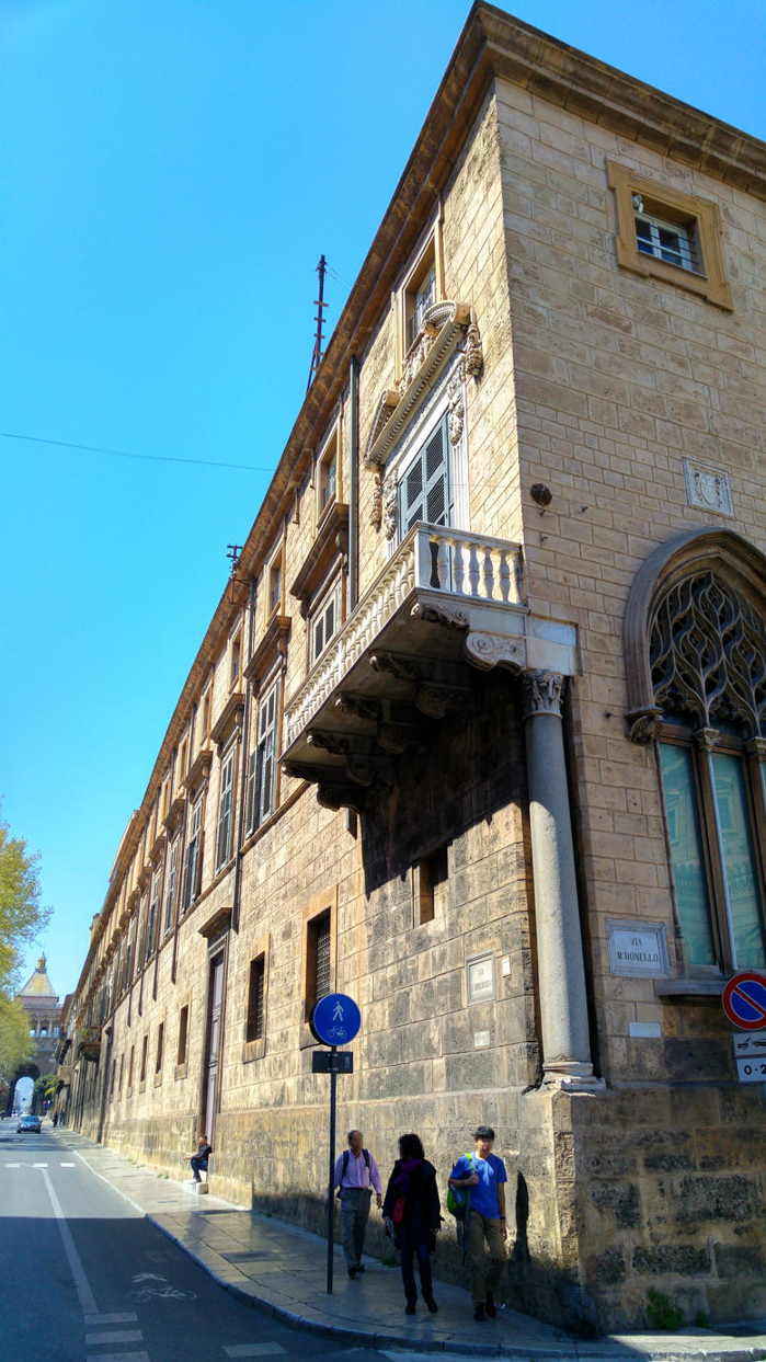 Palazzo Arcivescovile de Palermo - esquina palacio entre Via Vittorio Emanuele y Via Matteo Bonello