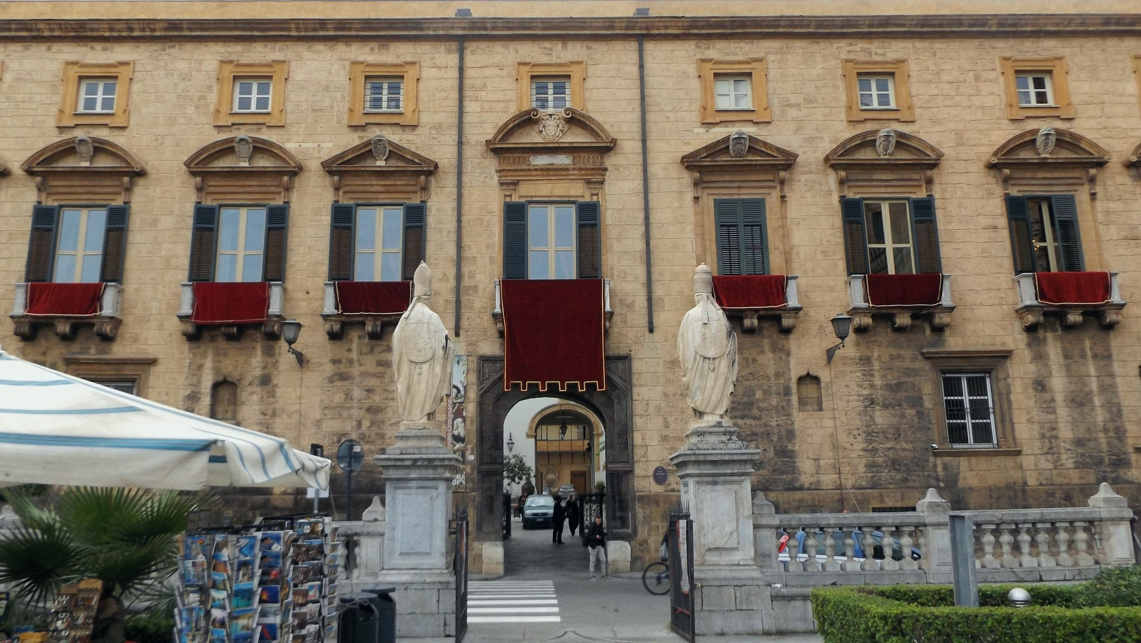 Palazzo Arcivescovile - portal entrada Museo Diocesano