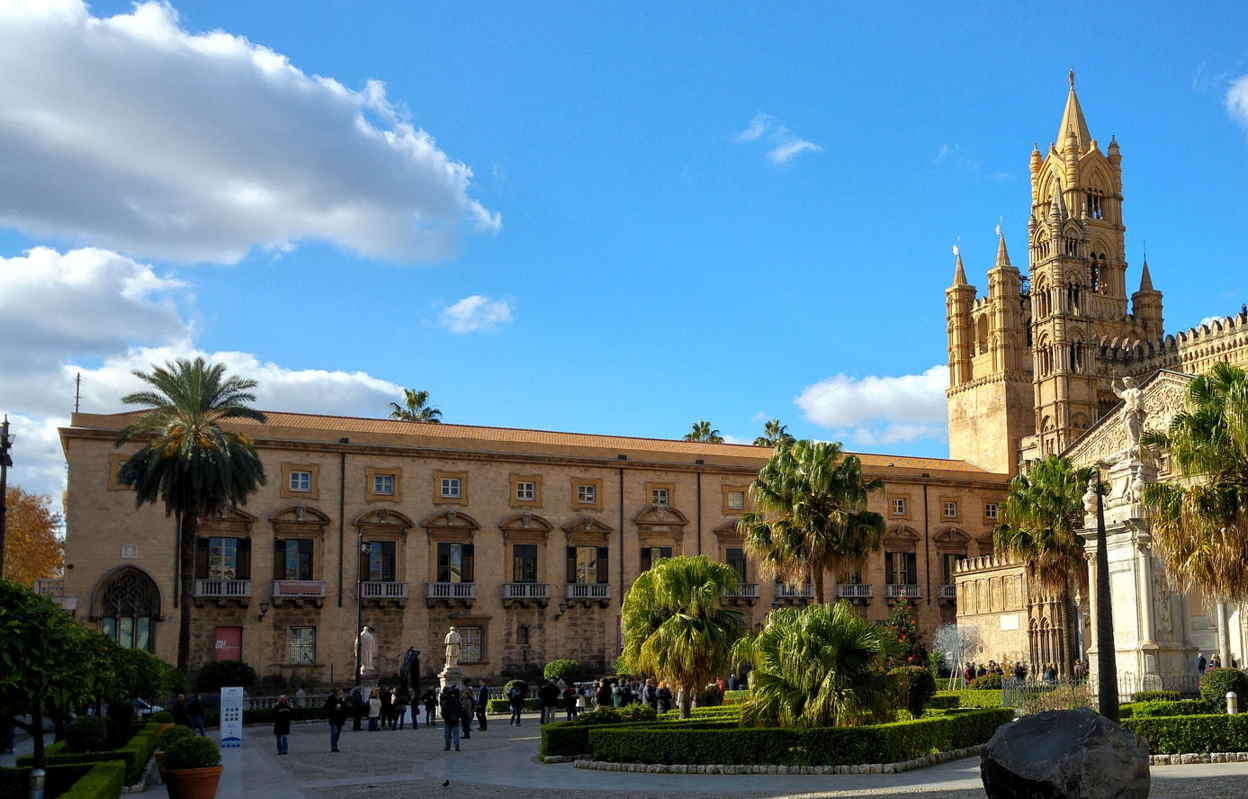 Palazzo Arcivescovile de Palermo - Via Vittorio Emanuele frente el Piano della Cattedrale
